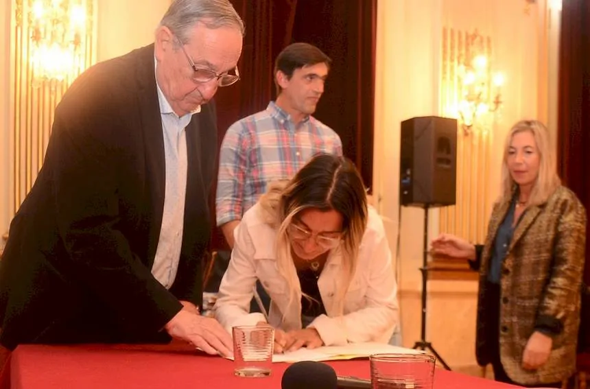 Firmaron 122 escrituras de viviendas del Plan Familia Propietaria en Tandil. Noticia de Región Mar del Plata