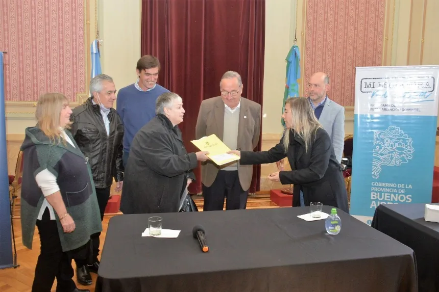 Firmaron escrituras para viviendas en diferentes sectores de la ciudad en Tandil. Noticia de Región Mar del Plata