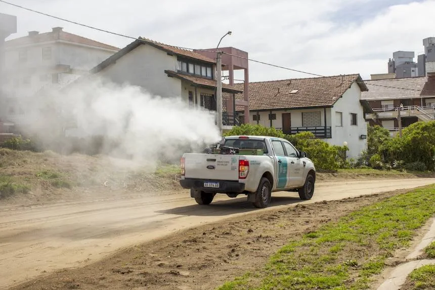 Fumigación contra el dengue en calles gesellinas en Villa Gesell. Noticia de Región Mar del Plata
