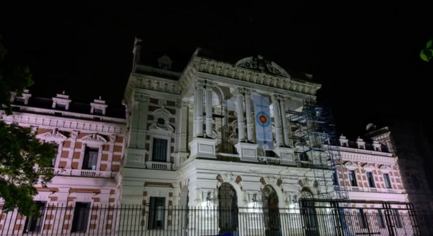 Iluminan de color rosa la Casa de Gobierno bonaerense en Regionales. Noticia de Región Mar del Plata