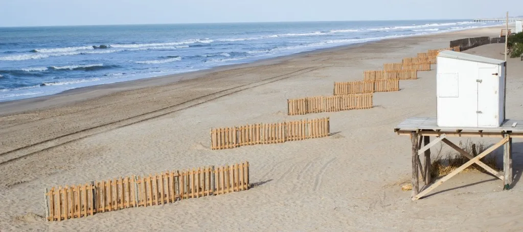 Instalan nuevos enquinchados en las playas geselinas en Villa Gesell. Noticia de Región Mar del Plata