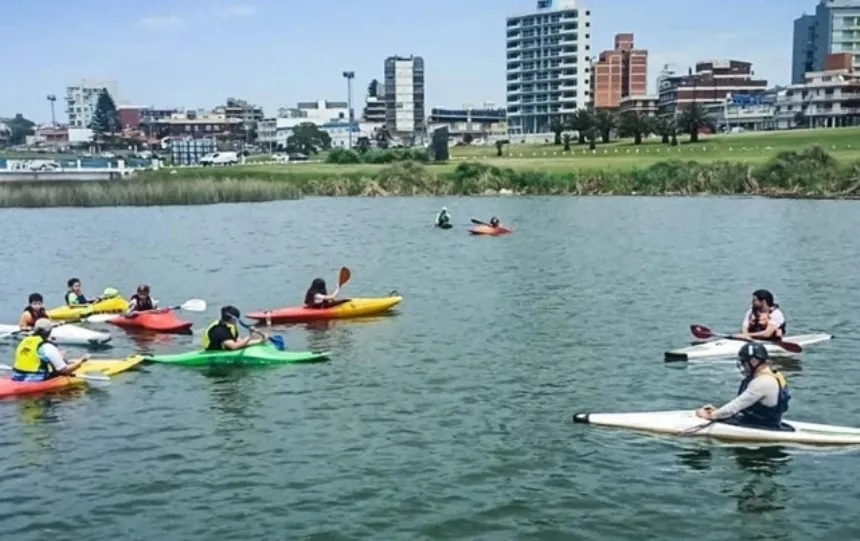 Jornada de seguridad en kayak en Punta Mogotes en General Pueyrredon. Noticia de Región Mar del Plata