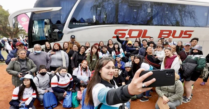 Kicillof acompañó a un contingente de chicos que participan del programa de Viajes de Egresados en Turismo. Noticia de Región Mar del Plata