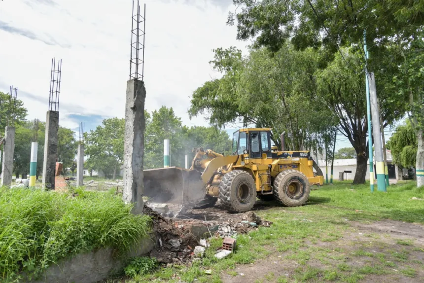 Noticias de Mar del Plata. La Municipalidad demolió una construcción abandonada y hará un playón deportivo