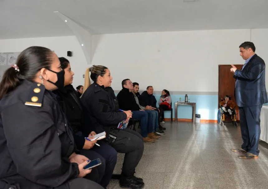 Noticias de Mar del Plata. La Secretaría de Seguridad del Municipio dicta curso de lengua de señas a policías