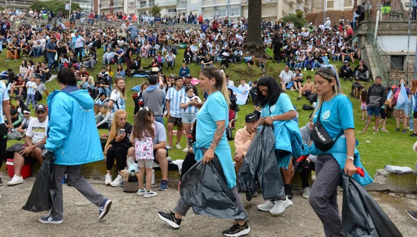 Limpiaron el predio del Fun Fest al culminar el partido de Argentina Polonia en General Pueyrredon. Noticia de Región Mar del Plata
