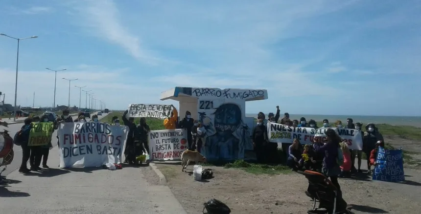 Los vecinos de Félix U Camet denuncian la contaminación por agroquímicos en el barrio en General Pueyrredon. Noticia de Región Mar del Plata