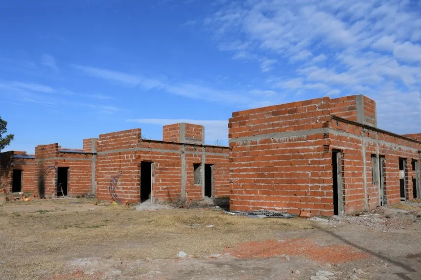 Construyen más de 380 viviendas en distintas localidades del distrito