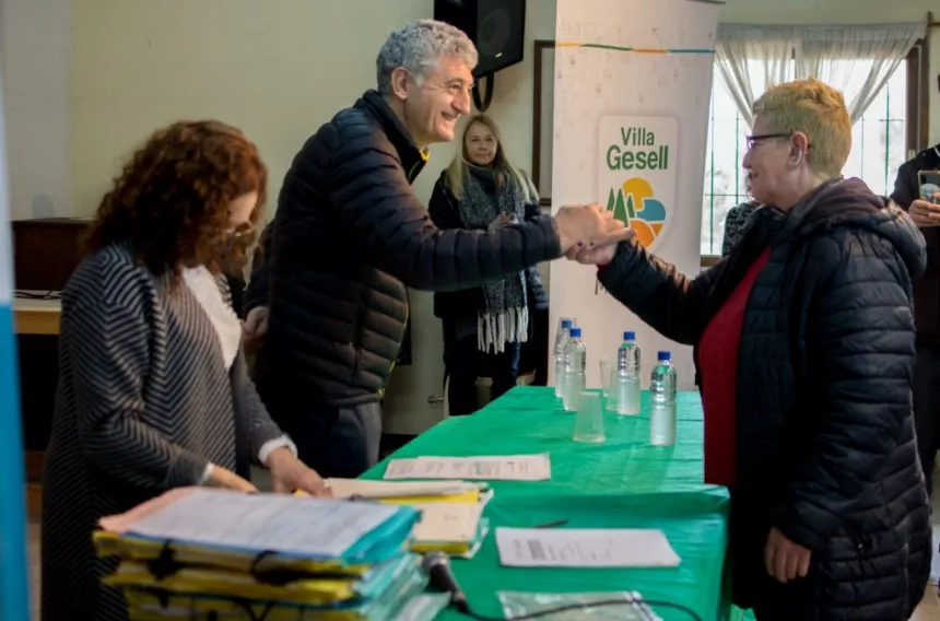 Más de 40 personas firmaron las escrituras de sus viviendas en Villa Gesell. Noticia de Región Mar del Plata