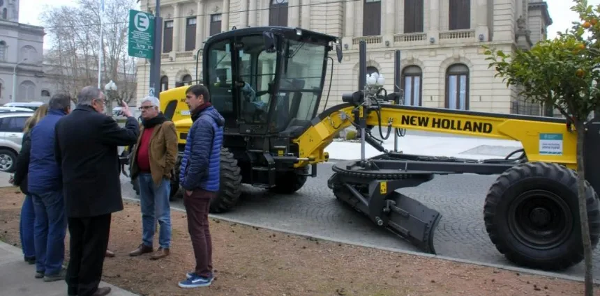 Nueva máquina para el mantenimiento de los caminos rurales en Tandil. Noticia de Región Mar del Plata