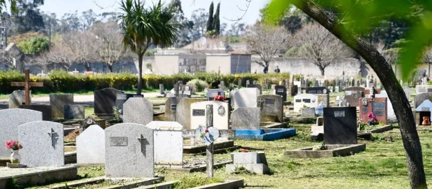 Noticias de Necochea. Publicaron listados de sepulturas y nichos vencidos en el cementerio municipal