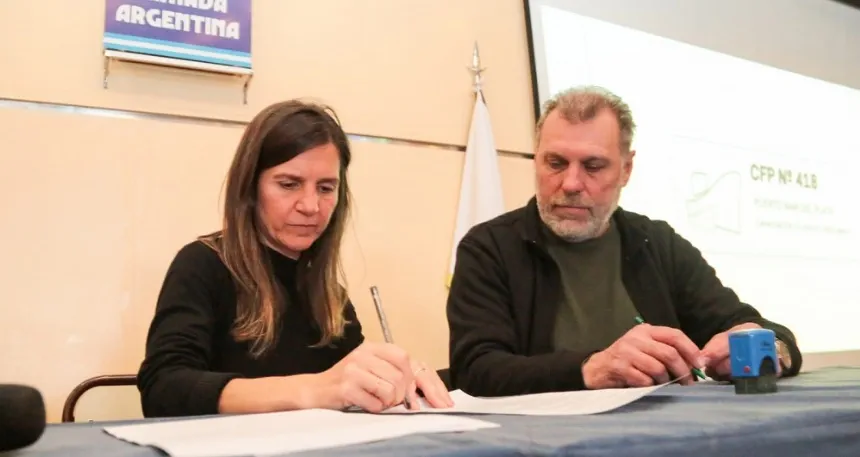 Noticias de Mar del Plata. Raverta y Felizia entregaron diplomas a egresados de cursos de formación en oficios portuarios
