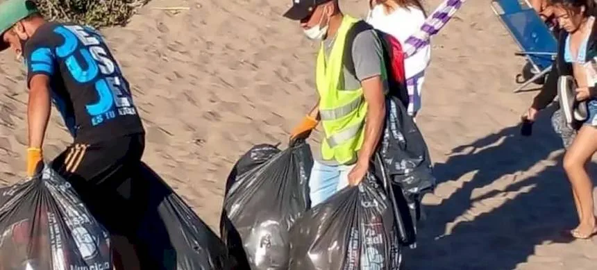 Recogen 1150 bolsas de residuos por día en Villa Gesell. Noticia de Región Mar del Plata