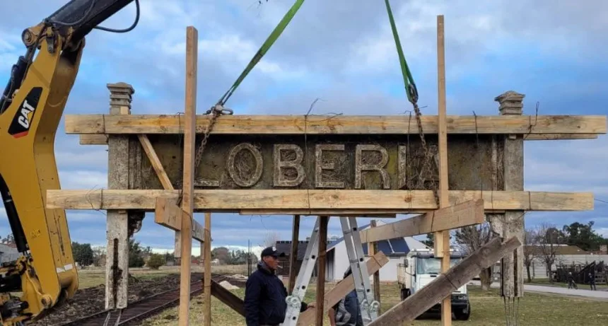 Noticias de Loberia. Restauran el cartel ferroviario de Lobería
