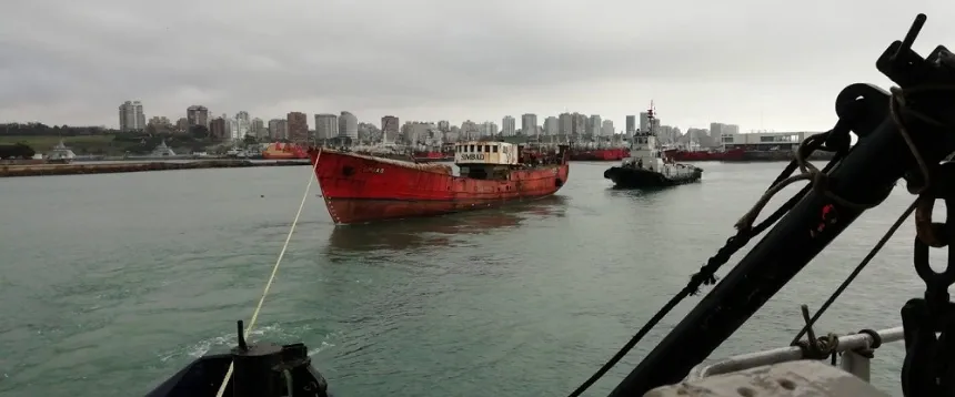 Noticias de Mar del Plata. Retiraron un buque fuera de servicio para llevarlo al parque submarino de Mar del Plata