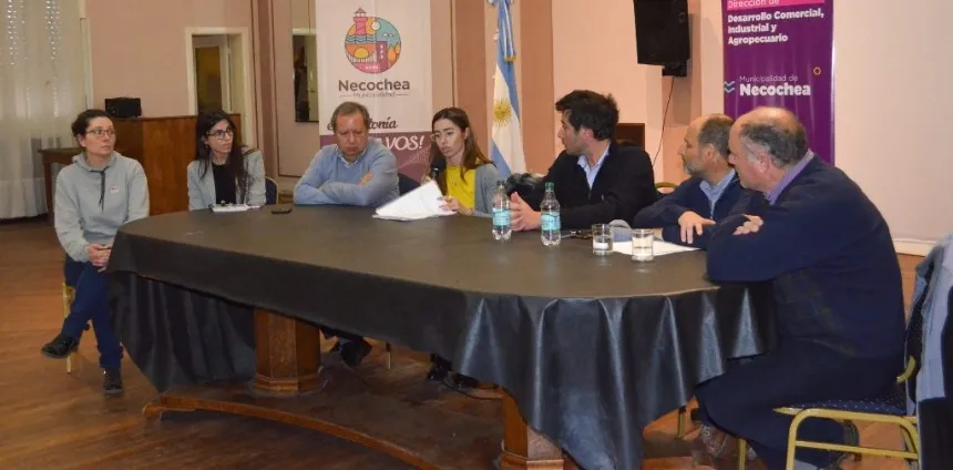 Reunión entre la comuna de Necochea y representantes apícolas en Agro y Negocios. Noticia de Región Mar del Plata