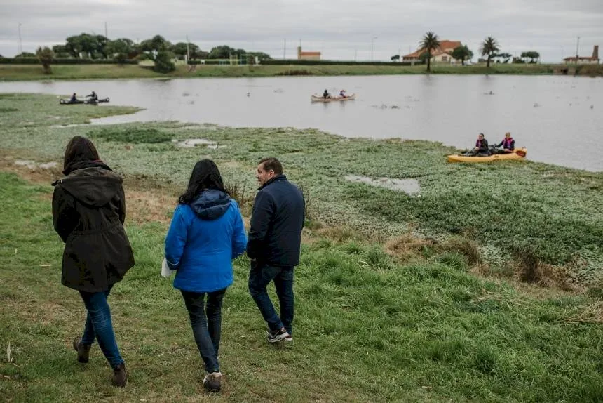 Tareas de limpieza en el lago del Parque Camet en General Pueyrredon. Noticia de Región Mar del Plata