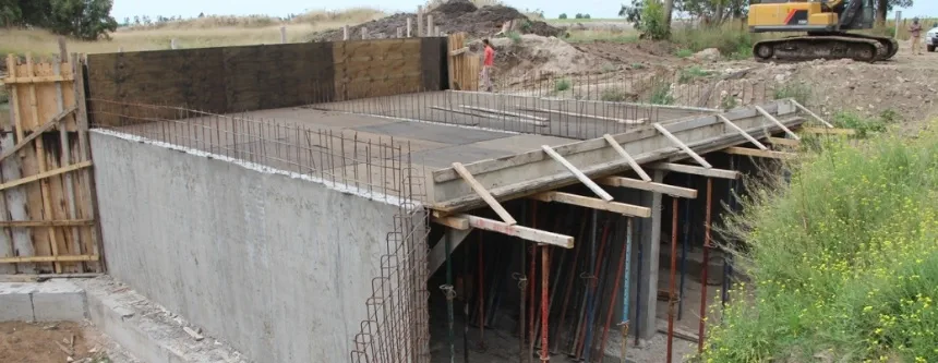 Trabajan en la construcción del puente del Monte González en Loberia. Noticia de Región Mar del Plata