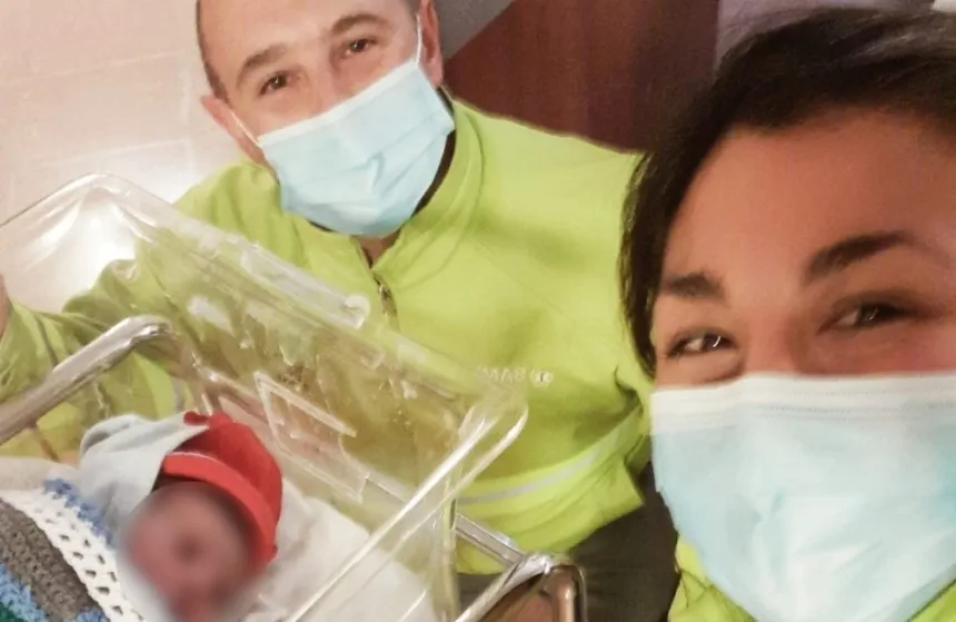 Noticias de Mar del Plata. Una mujer dio en una ambulancia asistida por personal del SAME