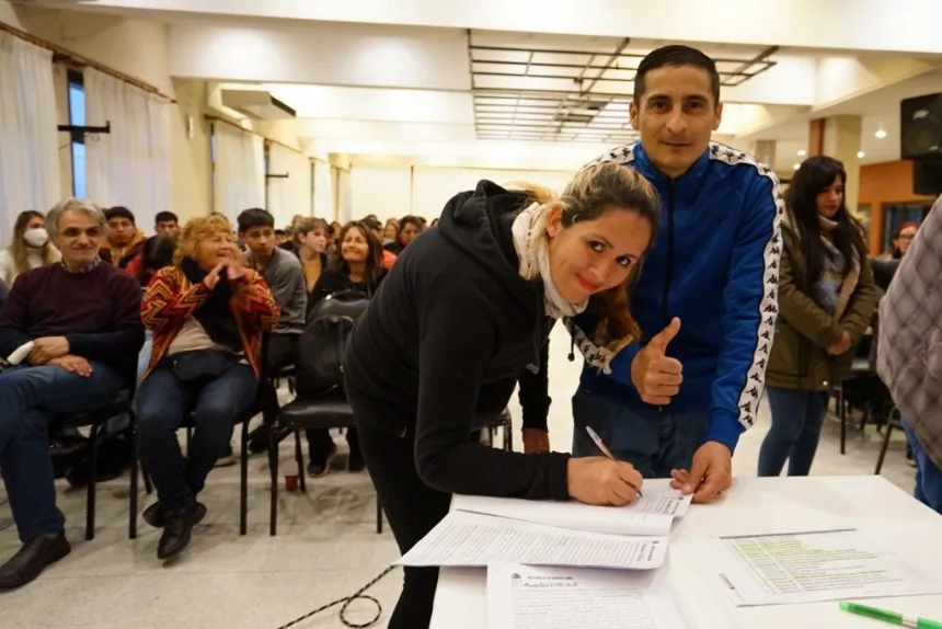 Unas 108 familias firmaron el contrato de Lotes con servicios en Villa Gesell. Noticia de Región Mar del Plata
