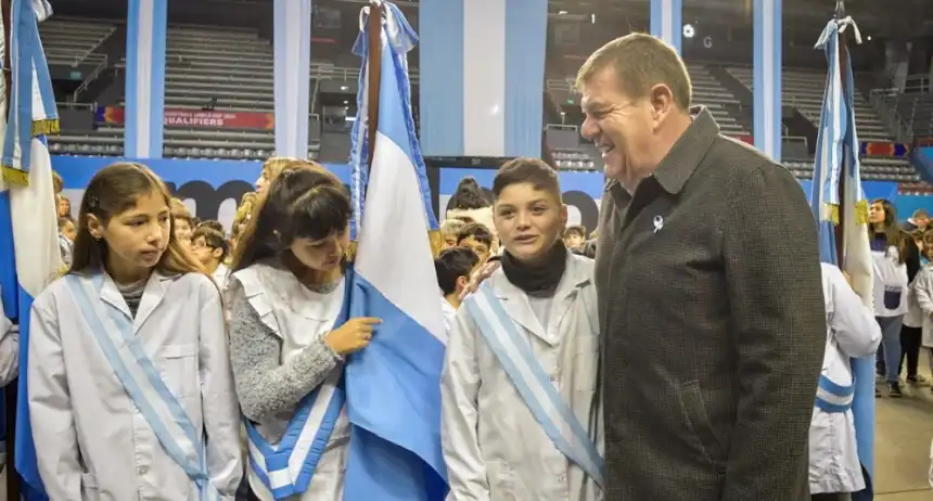 Noticias de Mar del Plata. Acto por el Día de la Bandera y toma de juramento en el Polideportivo