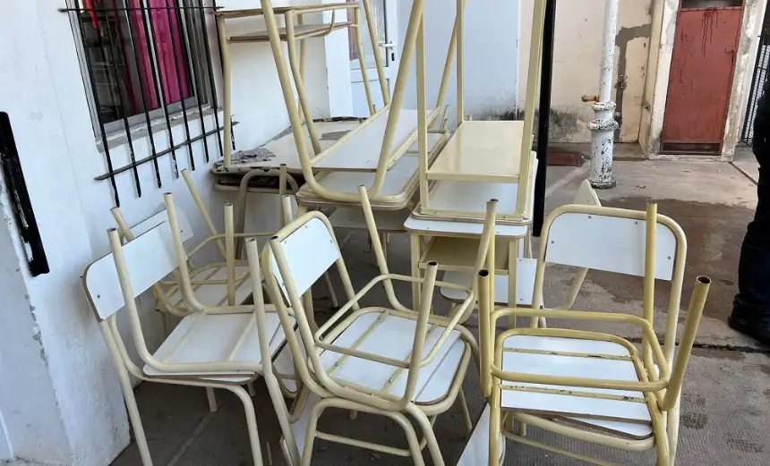 Noticias de Balcarce. Alumnos de talleres de herrería repararon sillas y bancos de la secundaria 9