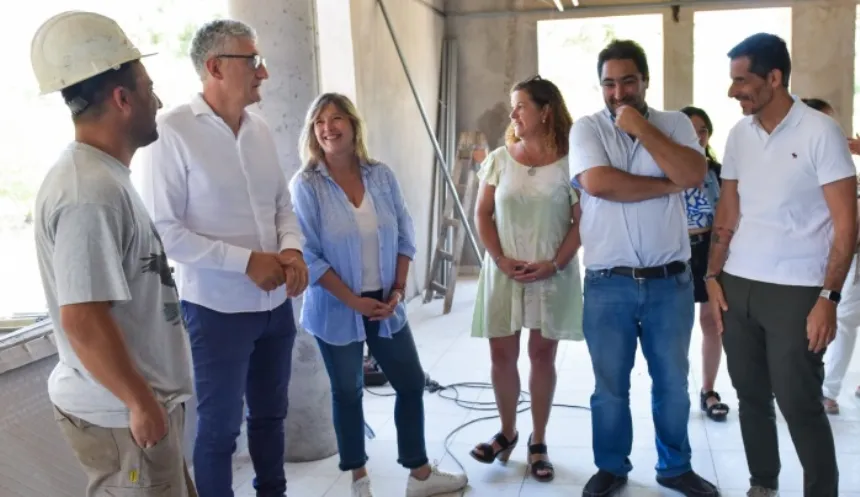 Noticias de Villa Gesell. Alvarez Rodríguez recorrió la obra de la Casa de la Provincia en Gesell