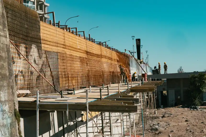Noticias de Mar del Plata. Avanza la construcción del muro de una de las playas de La Perla