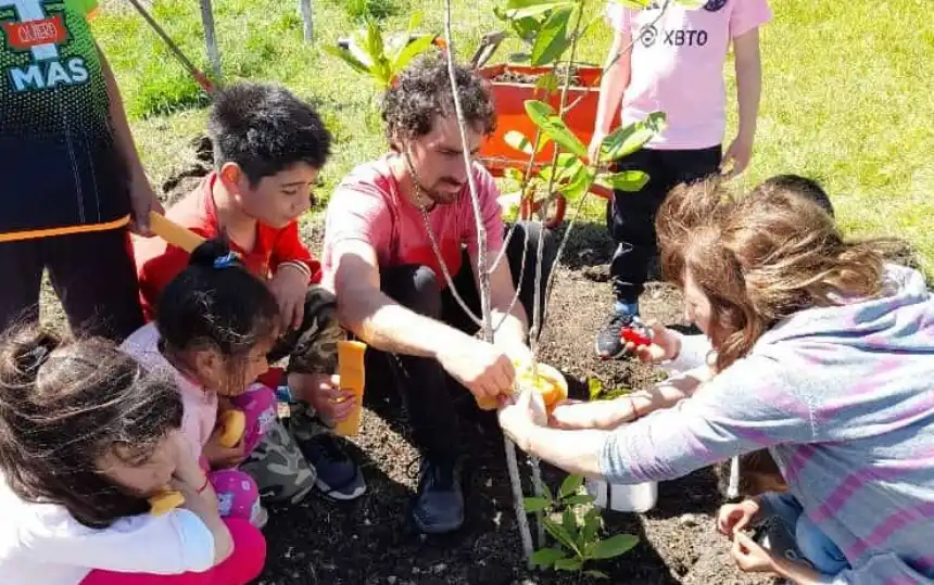 Noticias de Loberia. Como parte del festejo por el centenario de la Escuela Las Dos Naciones plantaron un árbol