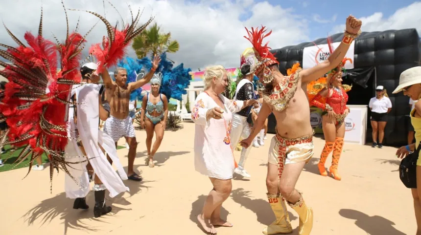 Noticias de Turismo. Comparsas de Concordia bailaron y llenaron de alegría Punta Mogotes