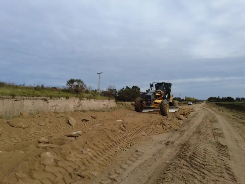 Noticias de Balcarce. Continúan los avances en el mejoramiento de caminos rurales