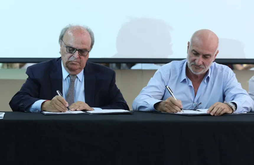 De Mendiguren firmó acuerdo con Unicen para fortalecer la industria local en Tandil. Noticia de Región Mar del Plata