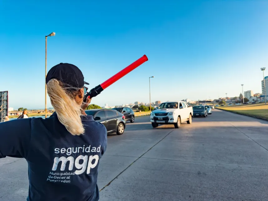Operativo de agilización de tránsito y control de cruce peatonal en Punta Mogotes en General Pueyrredon. Noticia de Región Mar del Plata