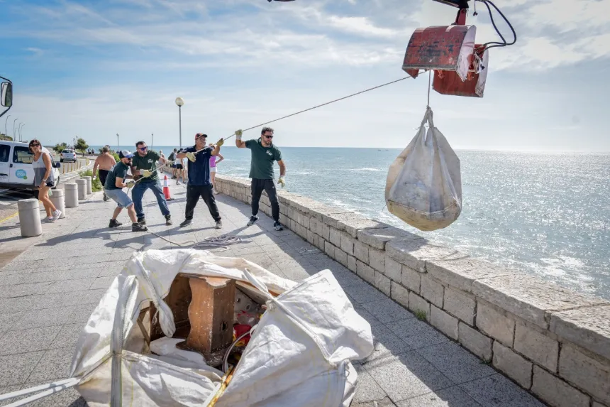 El municipio retiró 14 toneladas de basura de la zona de Playa Chica en General Pueyrredon. Noticia de Región Mar del Plata