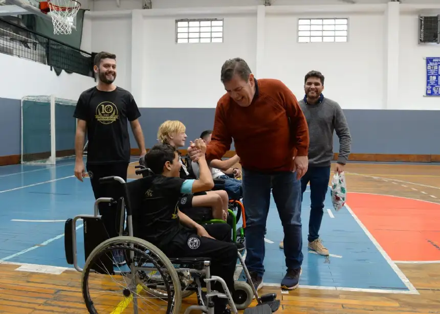 Noticias de Mar del Plata. Entregan equipamiento a una escuela Multideportiva para personas con discapacidad