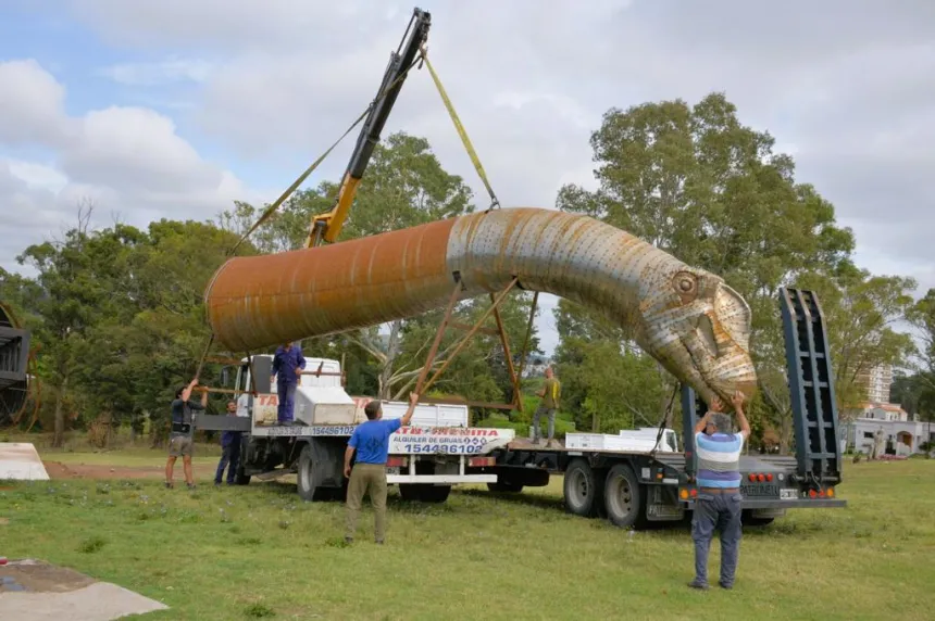 Colocan nueva réplica de un dinosaurio en el Parque del Origen