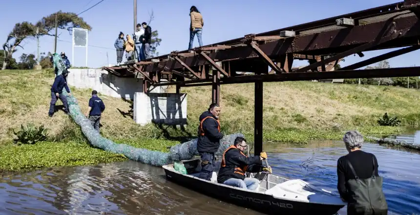 Noticias de Mar del Plata. Instalaron una nueva biobarda para el lago de Parque Camet