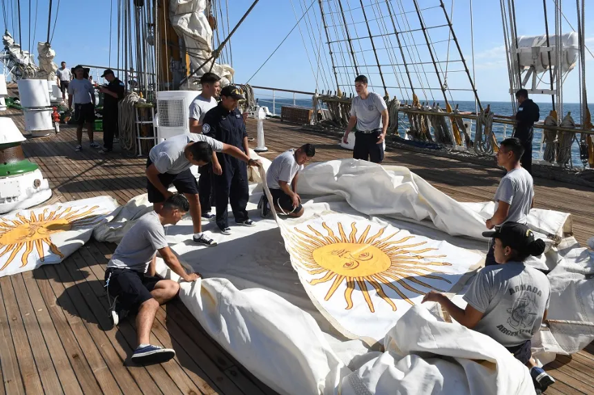 Noticias de Mar del Plata. La Fragata Libertad se encuentra frente a las costas de Mar del Plata