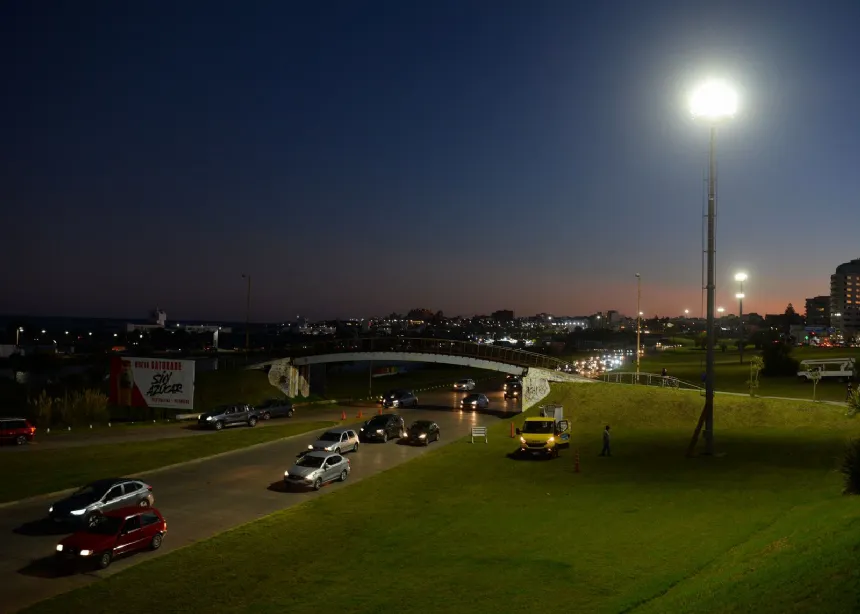 La Municipalidad restauró y renovó las torres de iluminación de Punta Mogotes en General Pueyrredon. Noticia de Región Mar del Plata