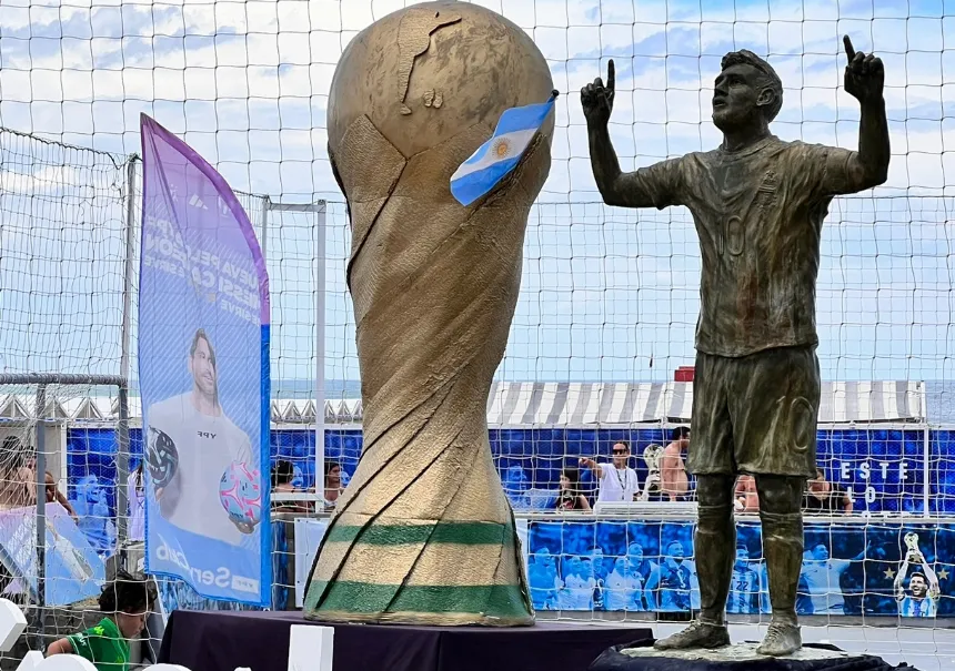 La primera estatua se Lionel Messi se exhibe en Punta Mogotes en General Pueyrredon. Noticia de Región Mar del Plata