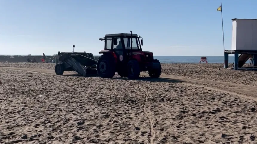 Limpieza y rastrillaje a diario en playas públicas en General Pueyrredon. Noticia de Región Mar del Plata