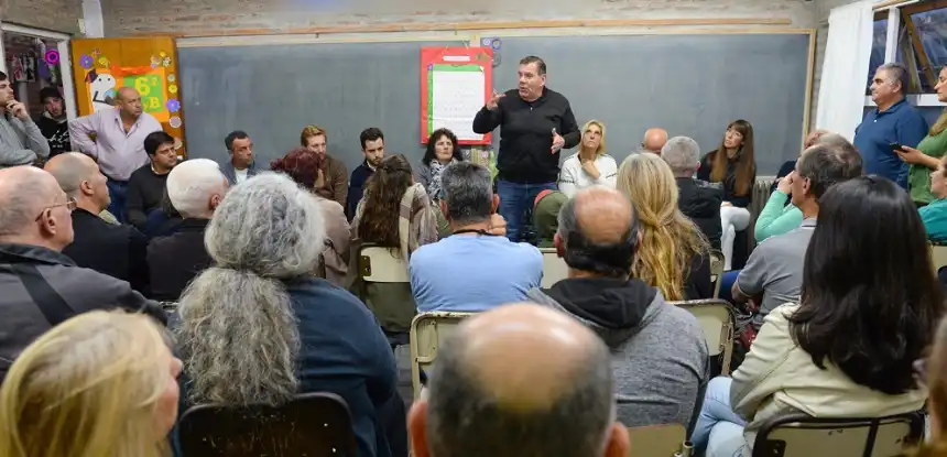Noticias de Mar del Plata. Montenegro se reunió con vecinos de la Sociedad de Fomento del barrio Colinas de Peralta Ramos