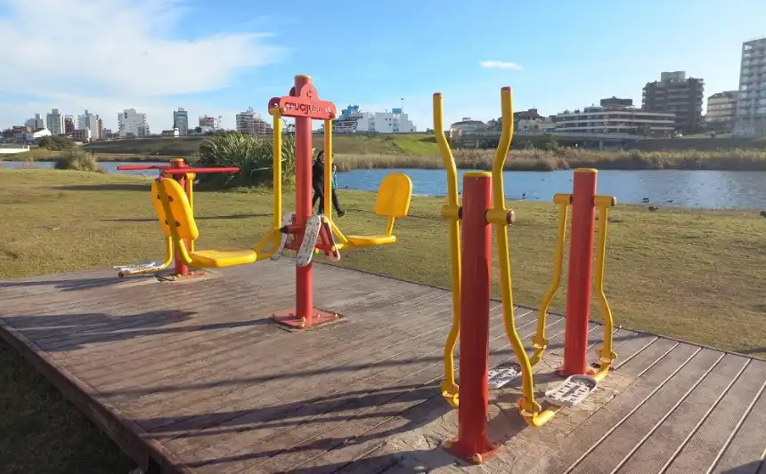 Noticias de Mar del Plata. Nuevas plazas saludables con equipamiento de calidad en Punta Mogotes