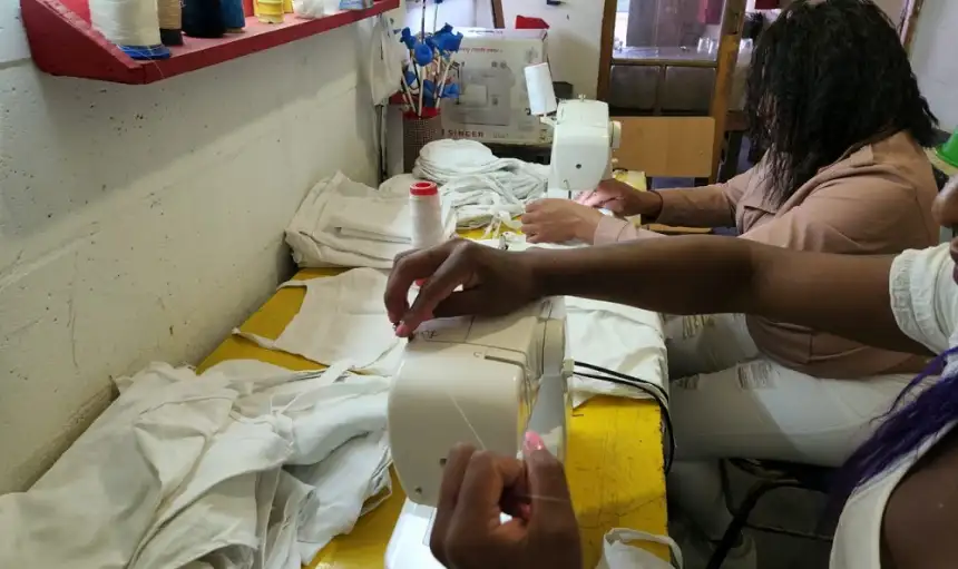 Noticias de Mar del Plata. Personas privadas de la libertad elaboran kits de indumentaria de trabajo para alumnos de un curso de cocina