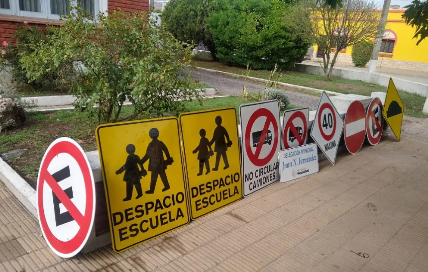 Renovaron carteles de señalización en Juan N. Fernández en Necochea. Noticia de Región Mar del Plata