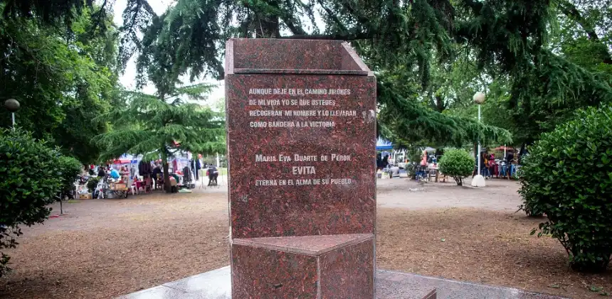 Noticias de Mar del Plata. Roban el busto de Eva Perón de Plaza Rocha