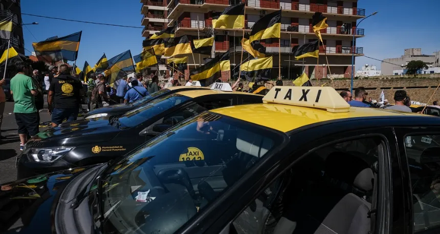 Noticias de Mar del Plata. Taxistas y remiseros se manifiestan contra las aplicaciones