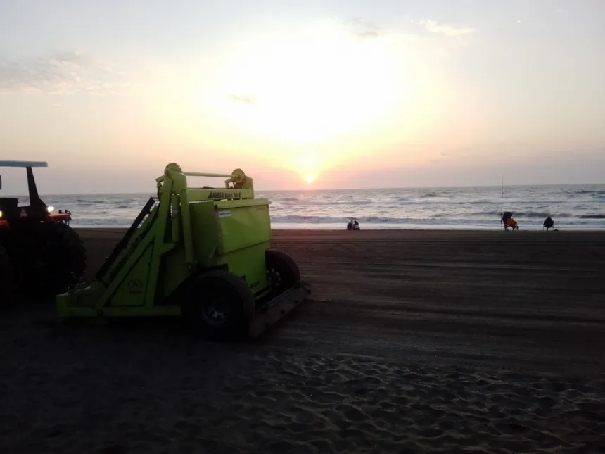 Trabajos de limpieza en playas gesellinas en Villa Gesell. Noticia de Región Mar del Plata