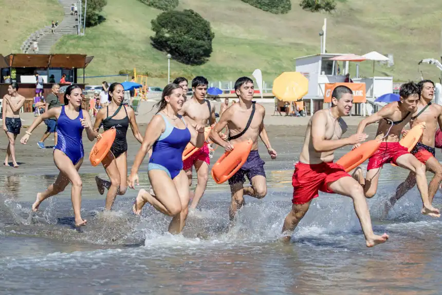 Noticias de Mar del Plata. Abren preinscripciones para Escuela de Surf y Programa Guardavidas Junior en la Playa Deportiva