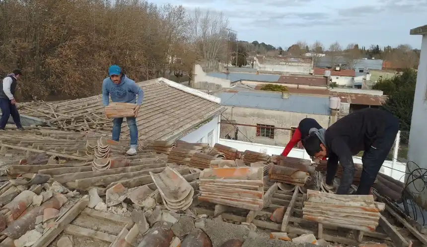 Noticias de Tandil. Avanzan las obras de recambio de techos en la Escuela Primaria Nº13 de Vela